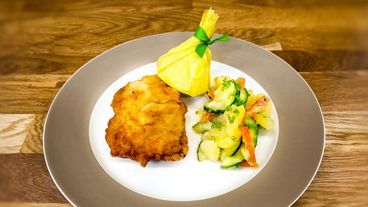Cordon Bleu und Kartoffel-Gurken-Salat