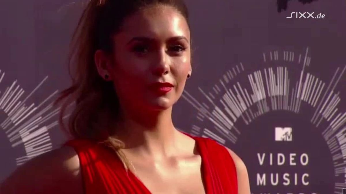 Nina Dobrev zeigt sich komplett unten ohne