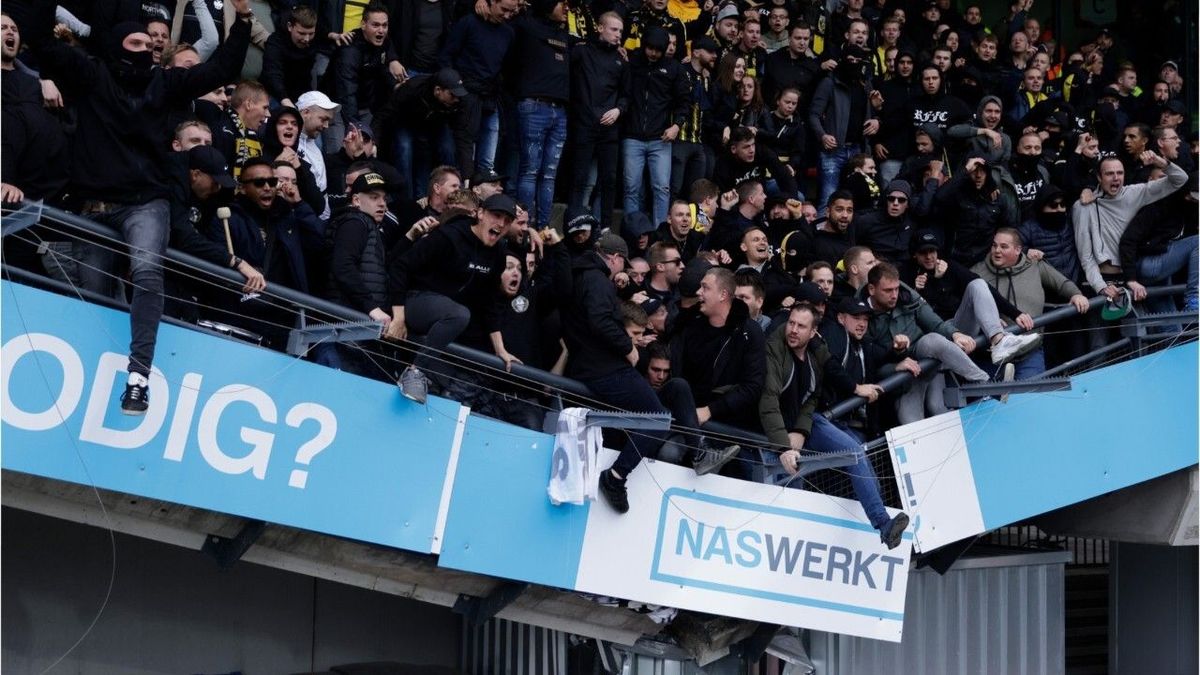 Vollbesetzte Tribüne stürzt beim Jubeln ein - Fans feiern einfach weiter