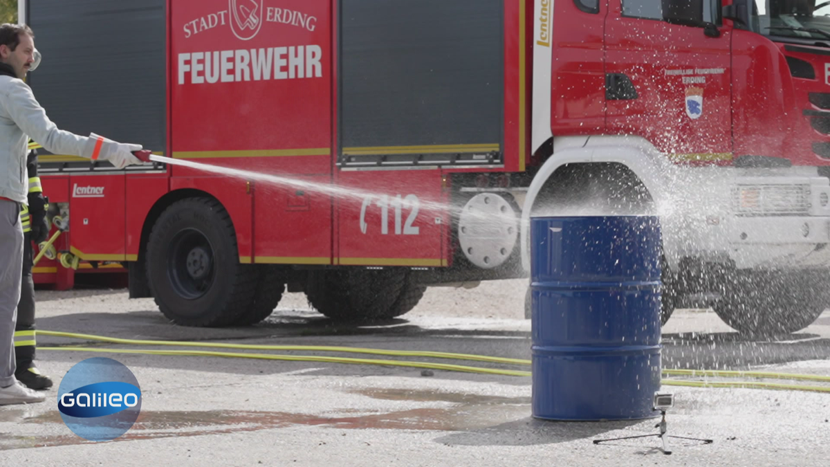 Experiment: Kochend heiße Tonne trifft auf kaltes Wasser