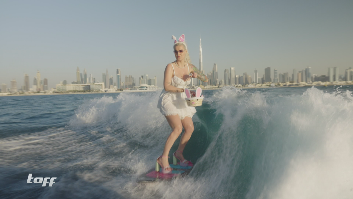 Die Surfer Barbie von Dubai: Mit High Heels und Luxuskleidern auf dem Wasser