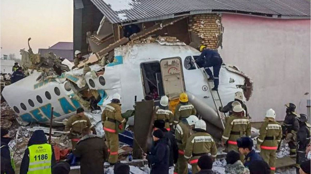 Mindestens 15 Tote: Flugzeug kracht nach Start in Haus