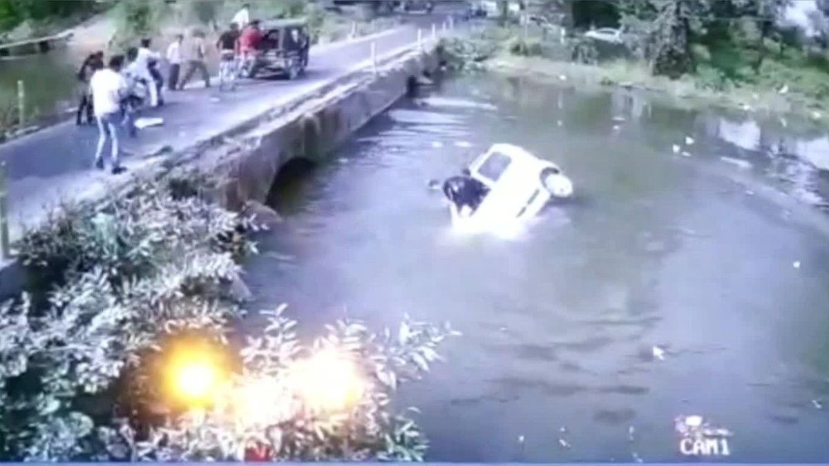 Heftige Aufnahmen: Auto fällt von Brücke in Fluss- Insassen versuchen sich zu retten