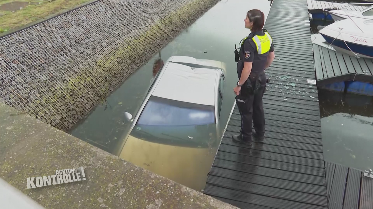 Auto landet im Hafenbecken