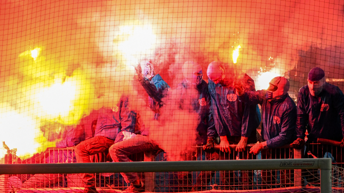 Verbot von Pyrotechnik: Eine notwendige Maßnahme für mehr Sicherheit im Fußball?