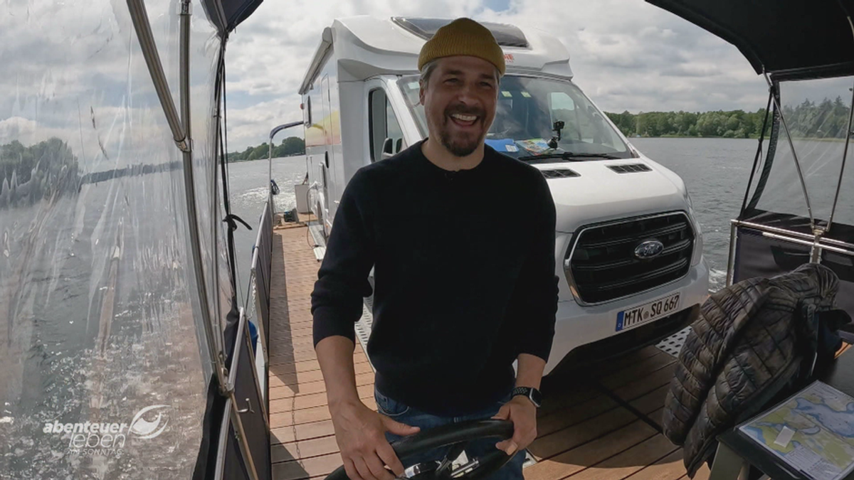 Hausboot einmal anders: Mit dem Wohnmobil auf dem Boot