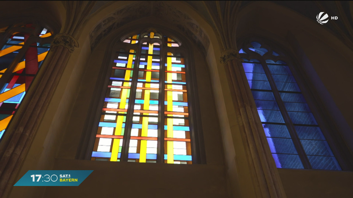 Glaskunst in Landshuter Kirche: Neue Mosaikfenster von bekanntem Maler