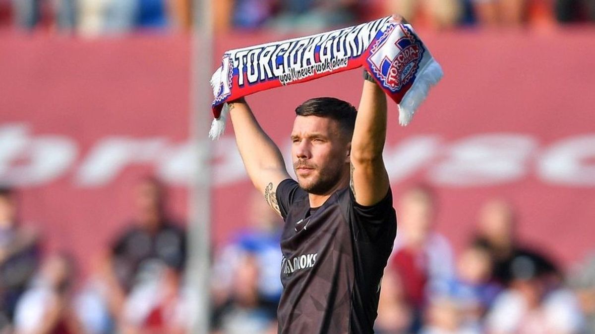 So irre wurde Lukas Podolski von den Fans seines neuen Vereins empfangen