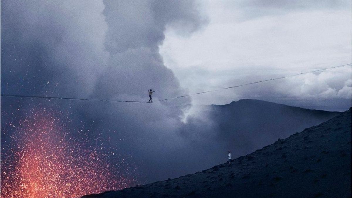 Irre Aktion: Slackliner balancieren über spuckenden Vulkan