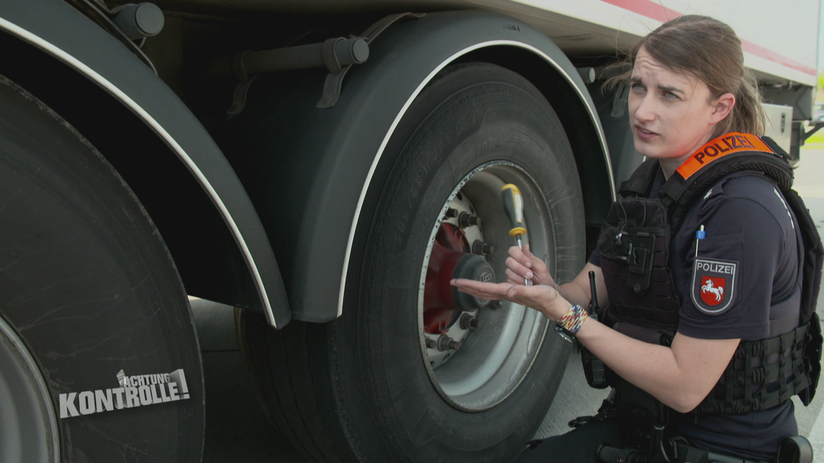 Gefährliche Risse im LKW-Reifen