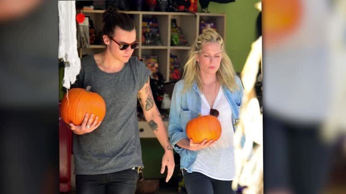Harry Styles flirtet mit Erin Foster im Halloween-Kürbisfeld