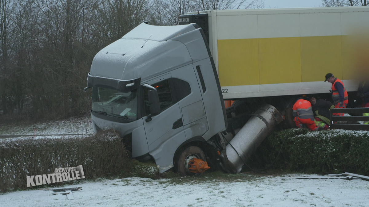 Lkw landet in Gartenhecke - Abschlepper Montabaur