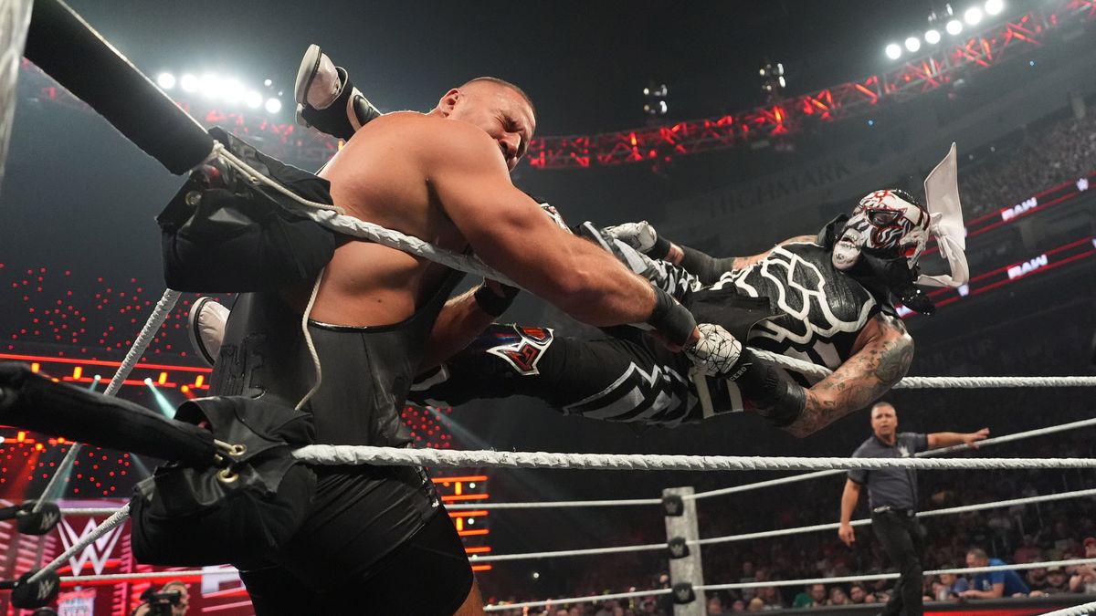 Bron Breakker und Bronson Reed vs. Sami Zayn und Penta artet aus