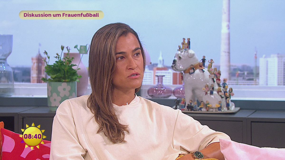 Diskussion um Frauenfußball mit Aylin Yaren