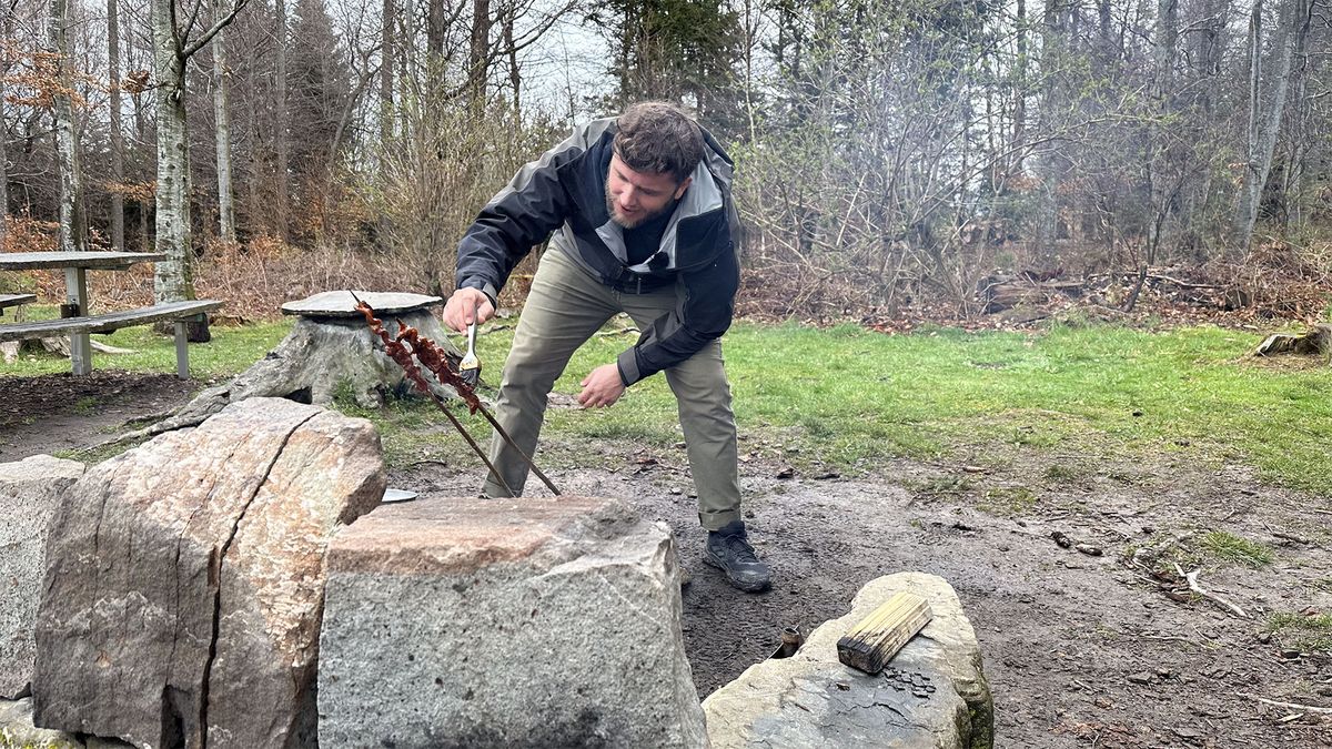 Ein kreatives Gericht aus Schweinebauch und Kilbisenf