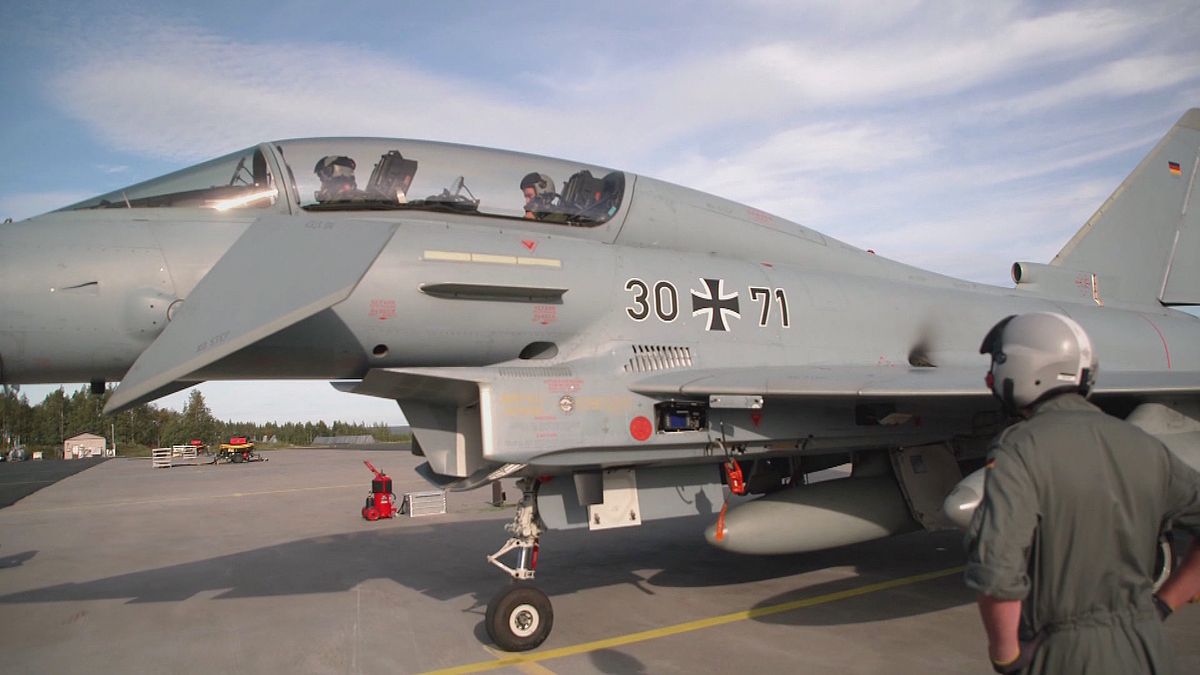 Bundeswehrübung in Finnland: Eurofighter landen neben Weihnachtsmanndorf!