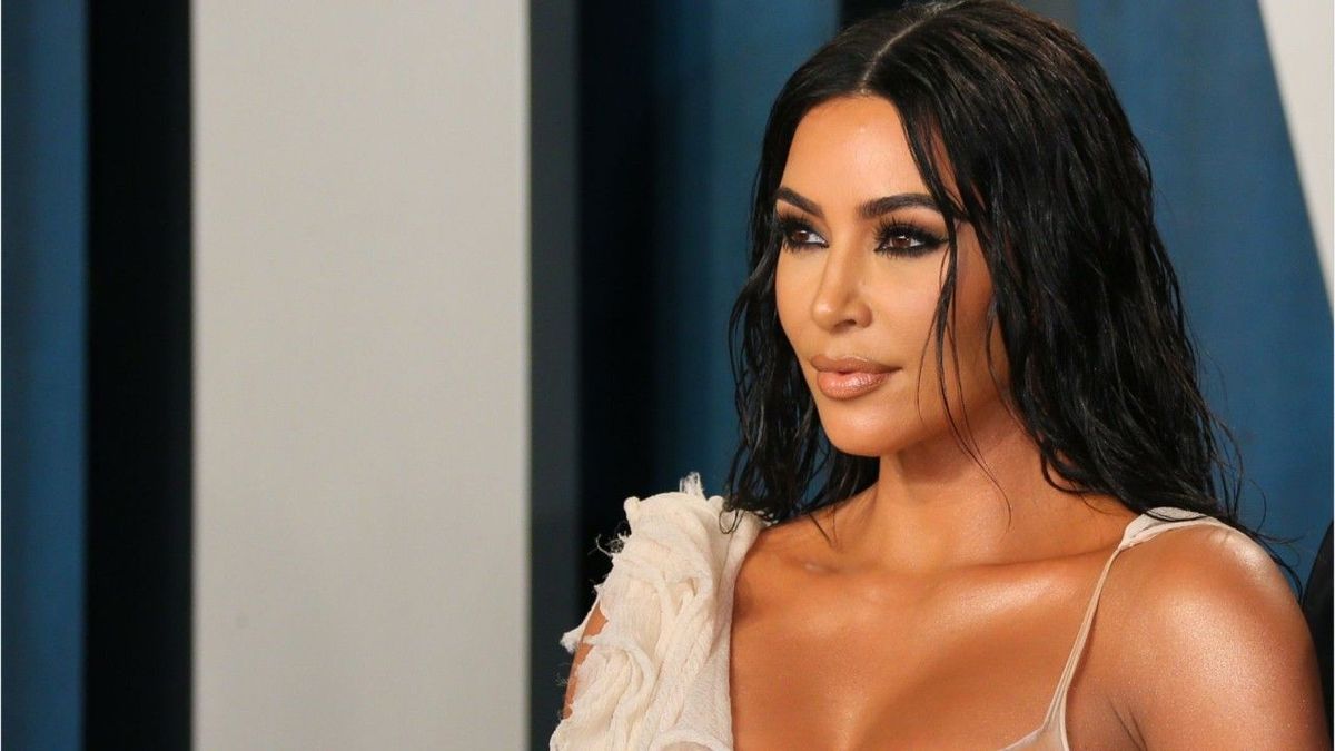 Finger im Haar: Peinliche Photoshop-Panne bei Kim Kardashian