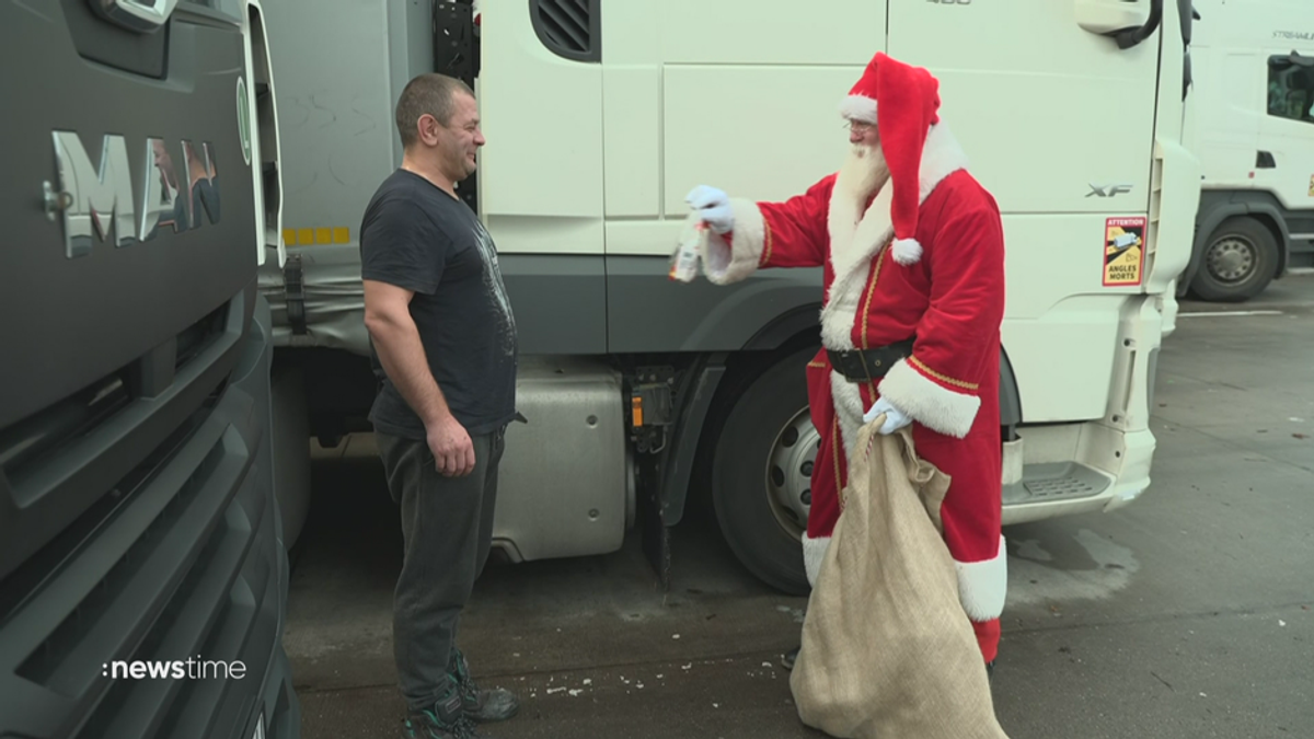 Fahrverbote: Weihnachtsmann Uwe verteilt Geschenke an Brummi-Fahrer