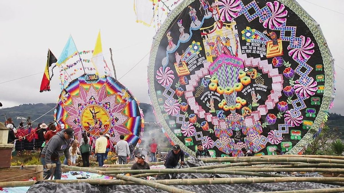 Zum Día de los Muertos: Farbenfrohes Riesen-Drachenfest in Guatemala