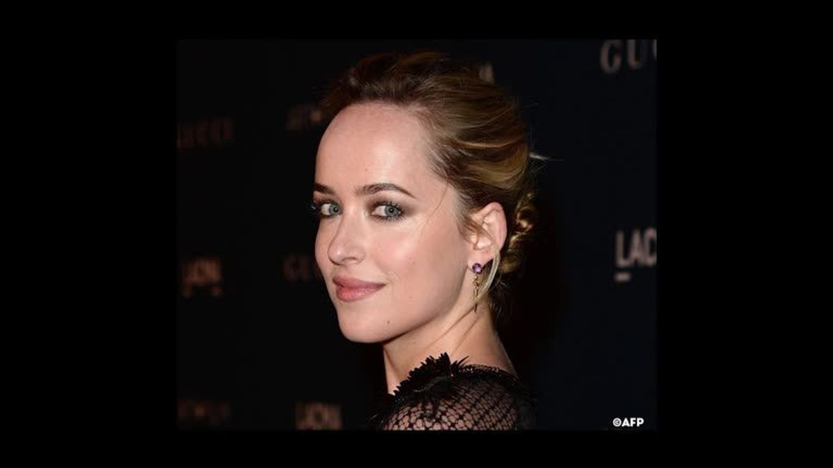 dakotajohnson_ST1422446900_HDwide25