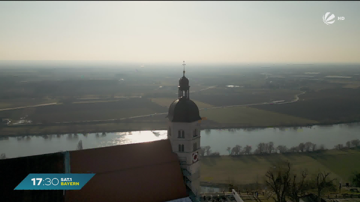 Traumwetter in Bayern: Strahlender Himmel am Bogenberg an der Donau