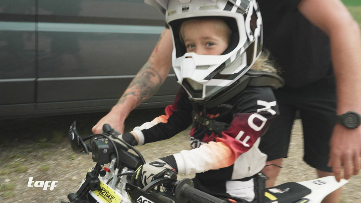 Kindergartenkind ist Motorcross-Fahrerin