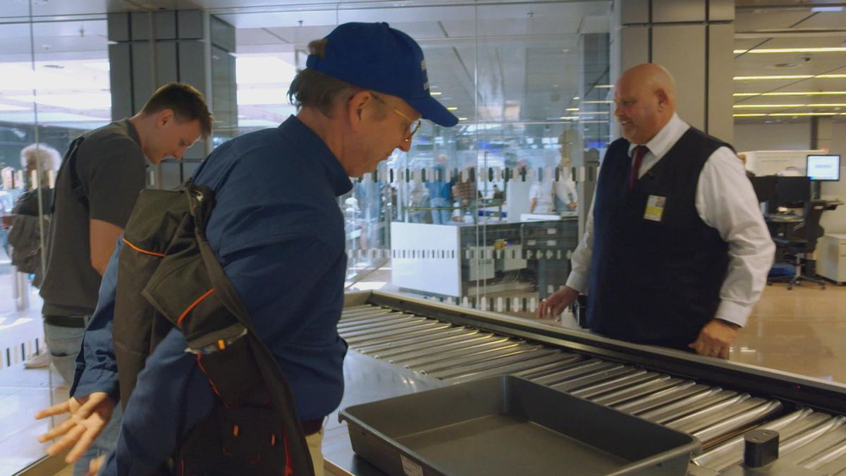 Nie wieder Schlange stehen: So kommst du am Flughafen schneller ans Ziel!