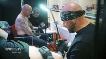 Bunte Haut und schräge Typen - Die Tattoo Kreuzfahrt