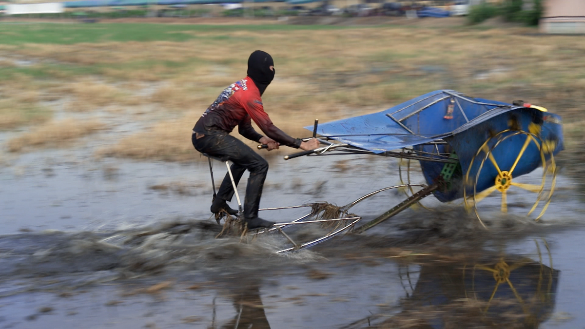 Schlamm, Adrenalin und purer Nervenkitzel: Traktor-Racing in Thailand