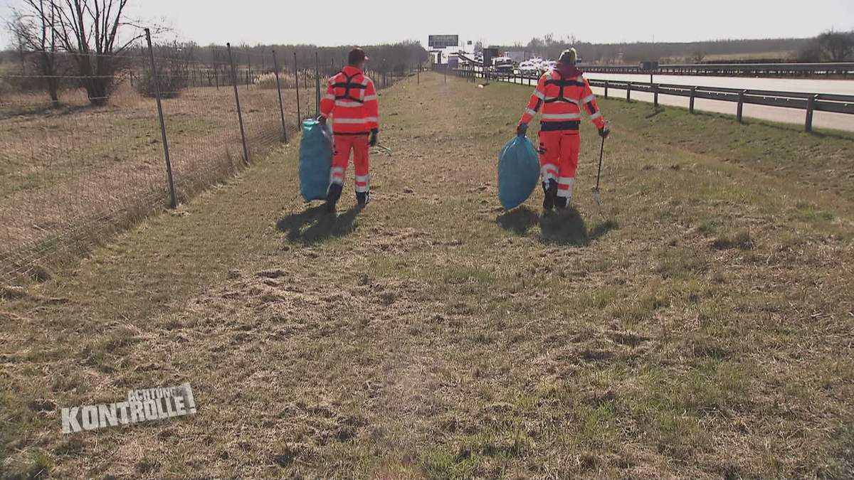 Müll sammeln auf der Autobahn - Autobahnmeisterei 