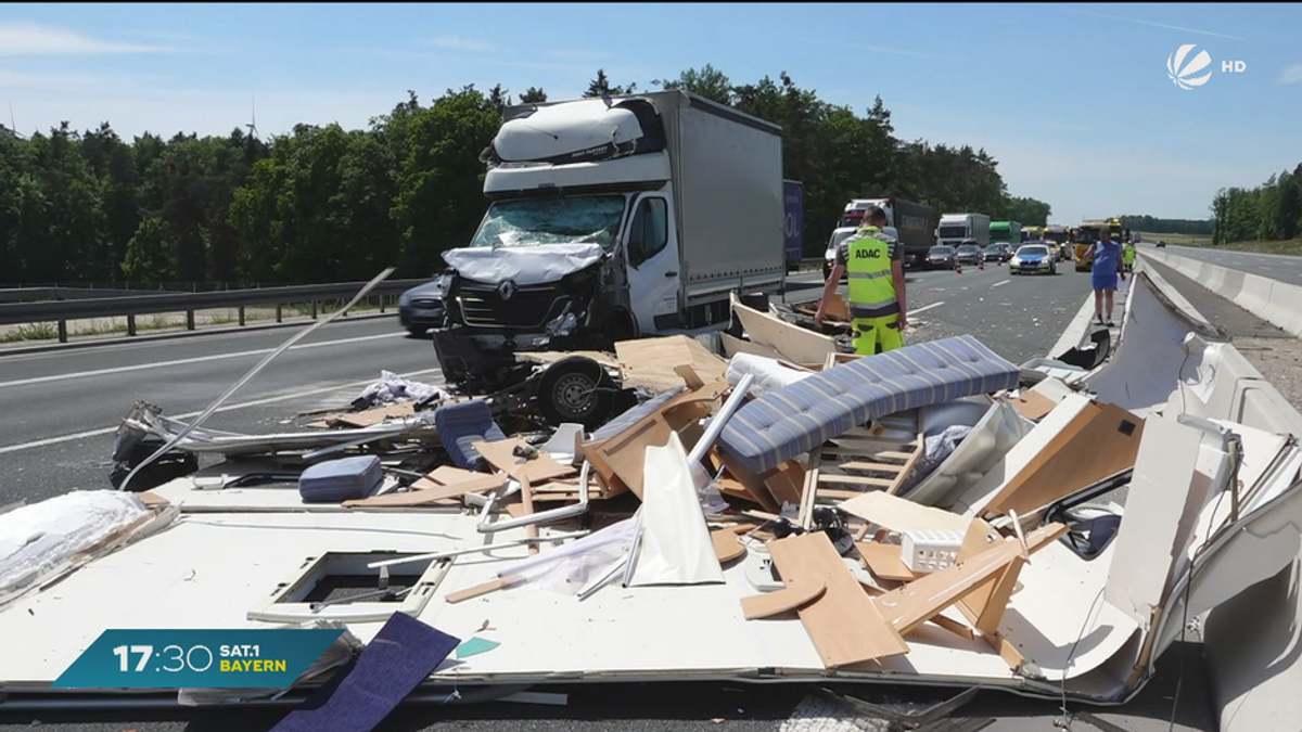 Unfall auf A3 bei Schlüsselfeld: Kleintransporter kracht in Wohnwagen