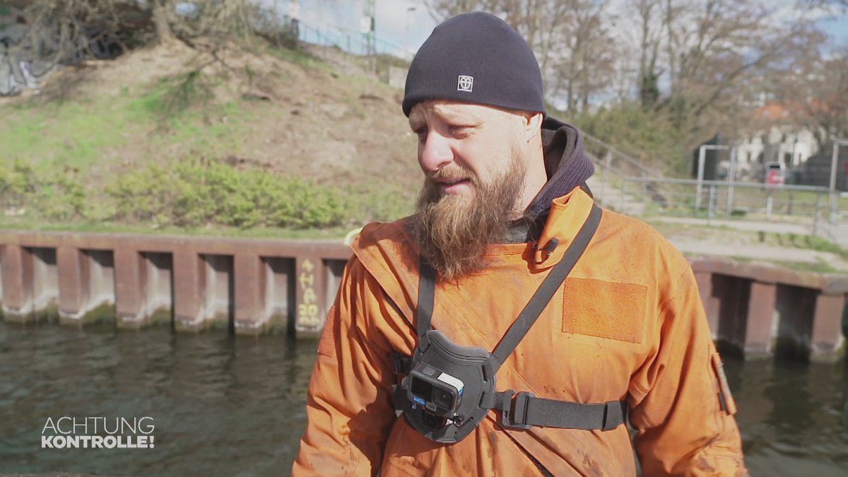 E-Roller am Haken! – Gewässerreinigung Spree Berlin