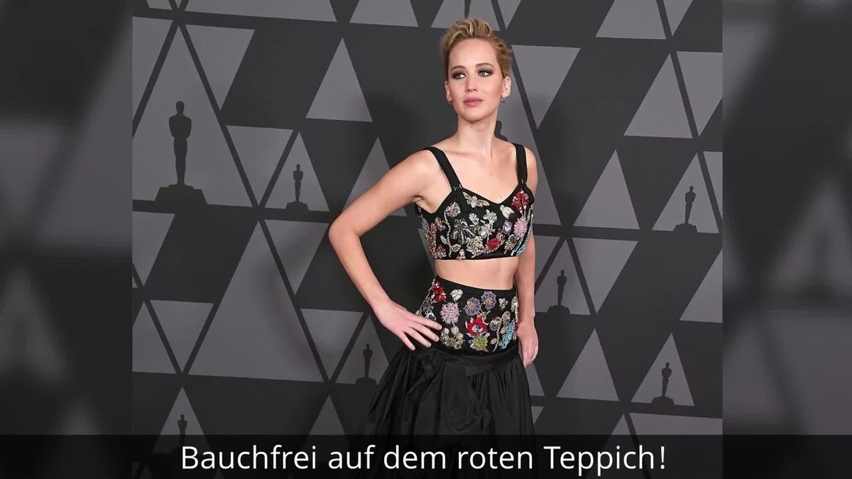 Jennifer Lawrence zeigt auf dem Roten Teppich ihren superflachen Bauch