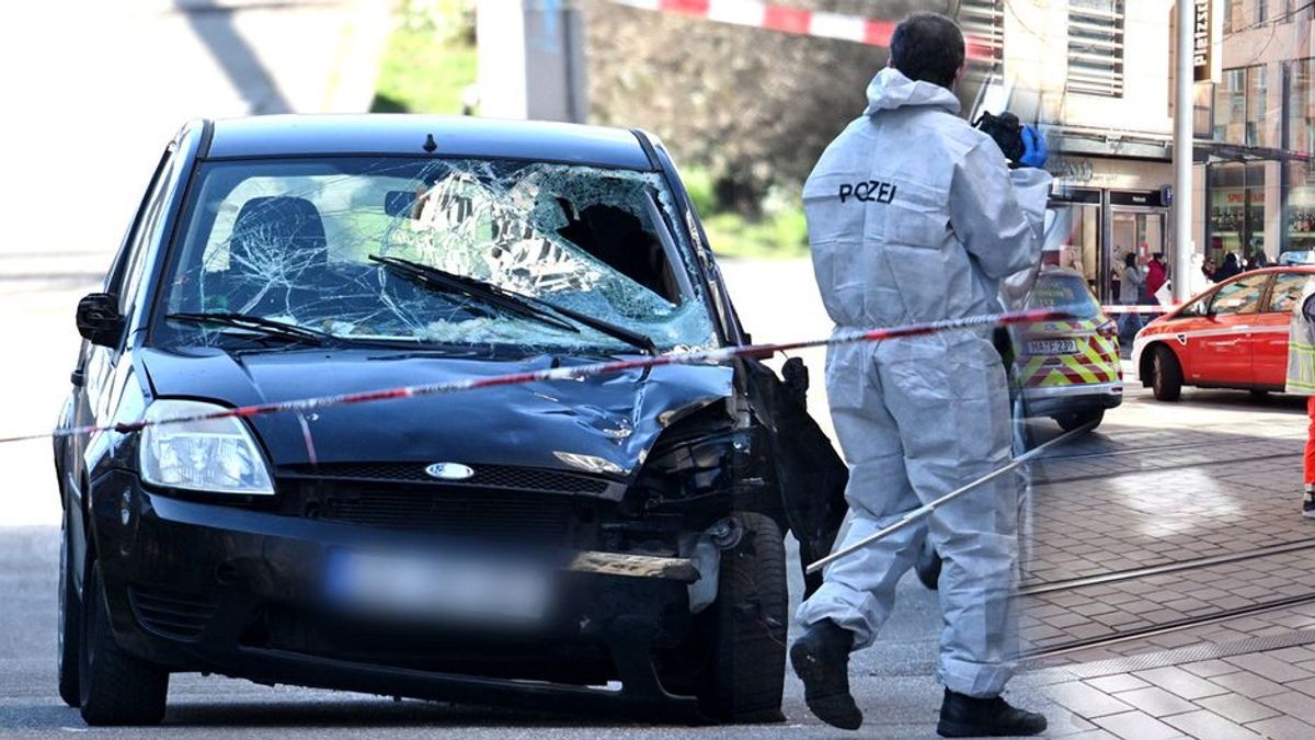 Zwei Tote: Auto rast in Menschenmenge