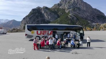 Bergtour mit dem Bus - Janine schlängelt sich durch die Dolomiten