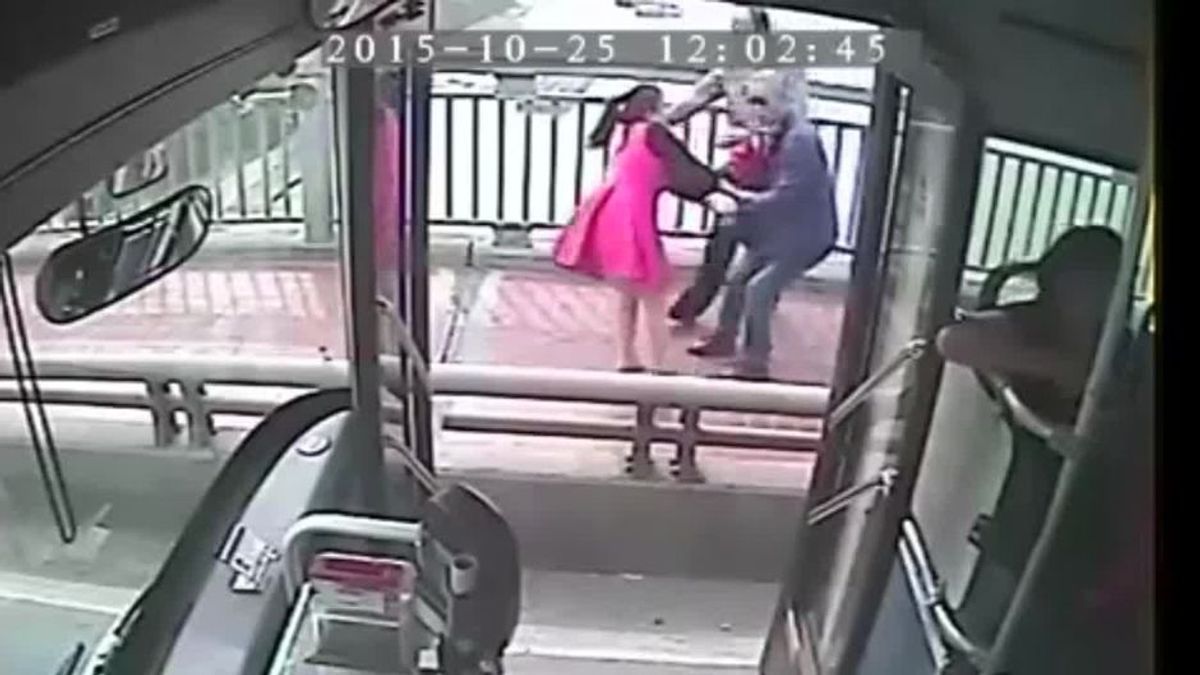 Busfahrer rettet Frau das Leben