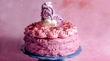 Himbeertorte mit bunter Baiser-Haube