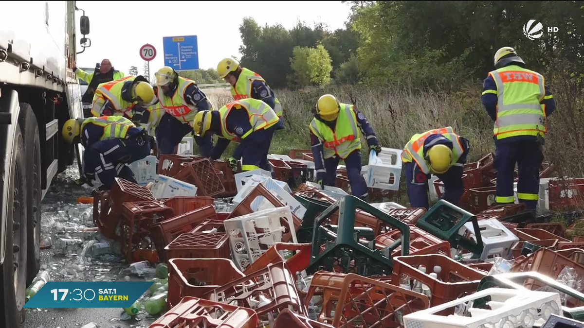 Unfall im Landkreis Hof: Getränkelaster verliert beim Abbiegen Ladung