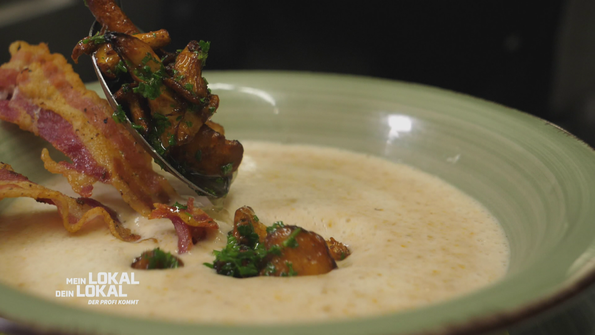 Pfifferling-Cremesuppe mit Croûtons im Lokal „Maximilians Klause“