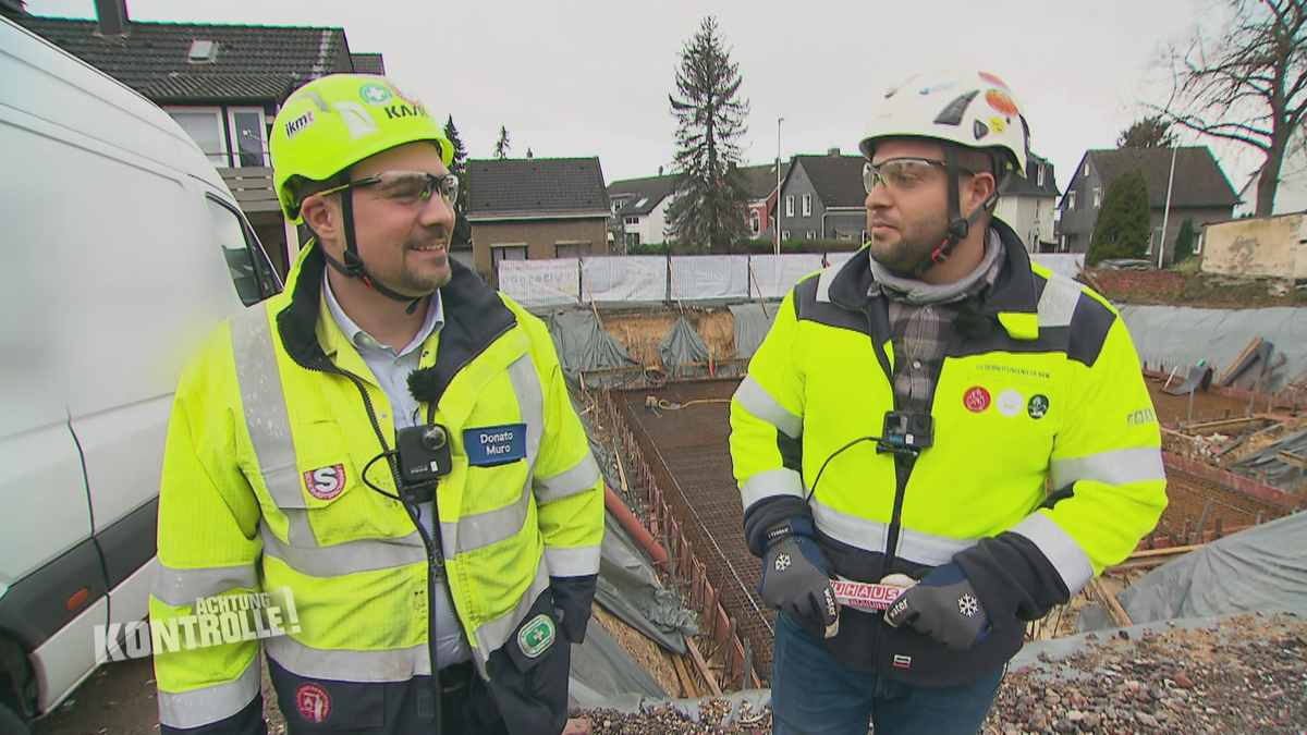 Baustelle mit mehreren Mängeln – Sicherheitsingenieure kontrollieren 