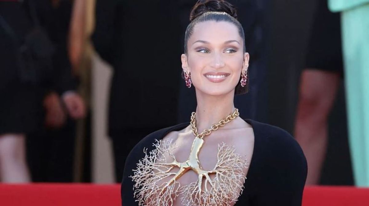 Kette verdeckt nur das Nötigste: Bella Hadid mit nacktem Dekolleté in Cannes