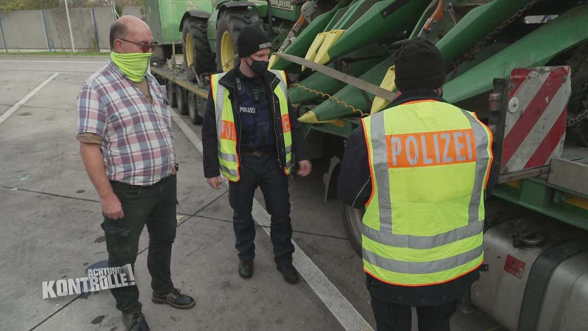 Zu breite Fracht auf der Autobahn - Lkw Kontrolle