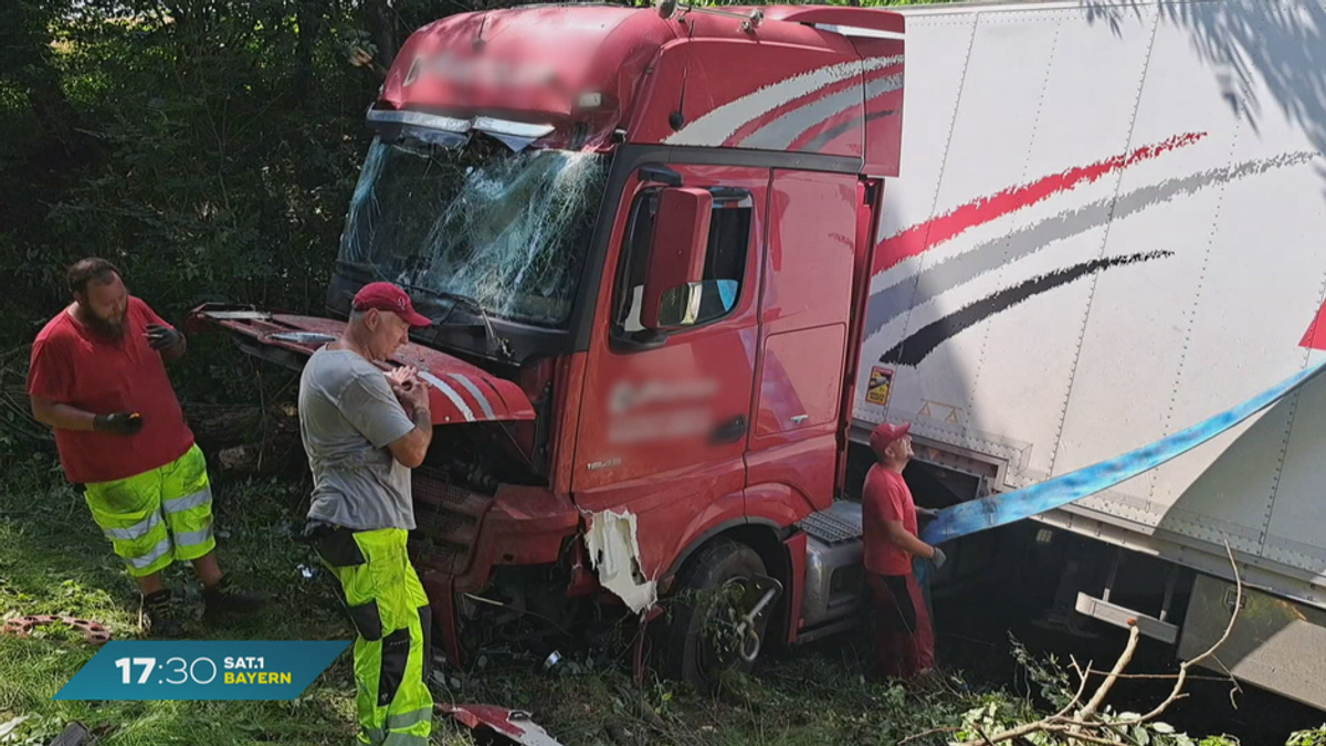 Nach LKW-Unfall bei Neuburg am Inn: Fahrer im Krankenhaus