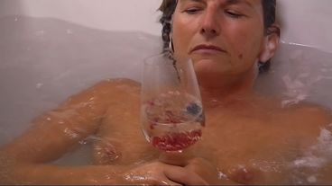 Bonus: Claudia Obert nimmt ein Champagnerbad