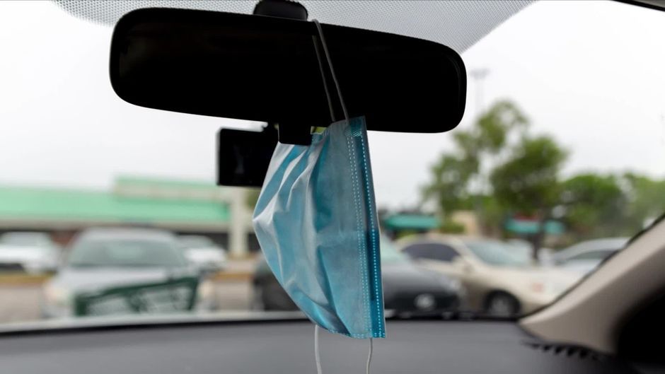 Tückische Gefahr: Maske nicht an den Rückspiegel im Auto hängen!