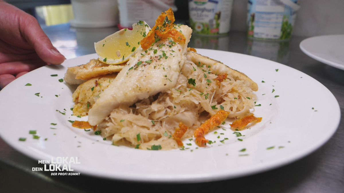 Gebratener Zander mit Sauerkraut und Röstkartoffeln