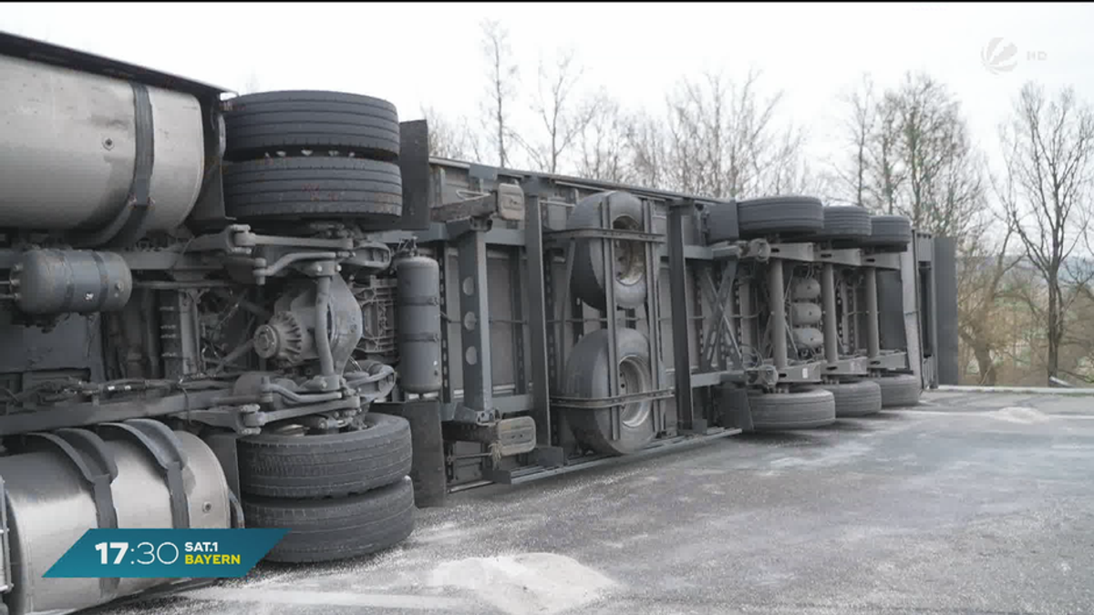 Unfall mit Sperre bei Aurach: Mit Holzteilen beladener LKW umgekippt