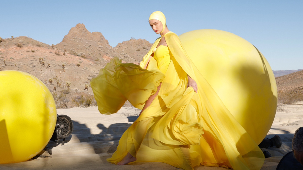 Ab in die Wüste: Die Models erwartet ein extravagantes Fotoshooting